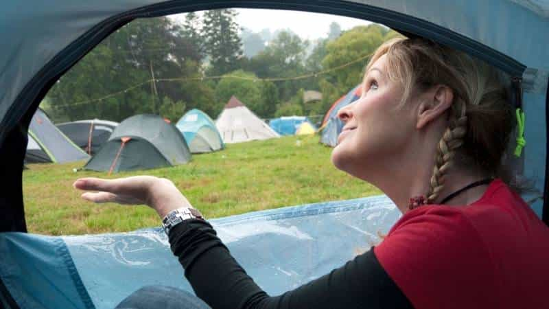 Camping bei Regen - mit diesen 10 Tipps bleibst du trocken