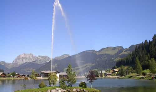 Campen in der Nähe von Flüssen und Seen