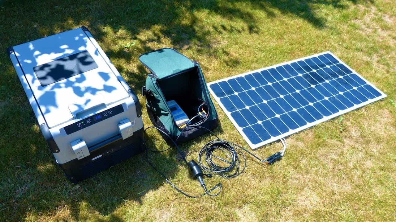 Tragbares Solarpanel zur Stromversorgung vom Kühlschrank – welches Panel und welche Batterie werden benötigt?