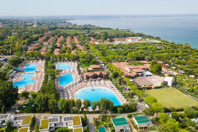 Mildes Klima, atemberaubende Landschaften und ein malerischer See - Camping Piani di Clodia am Gardasee