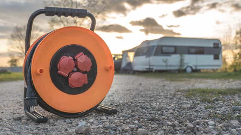 Strom in Wohnmobil und Wohnwagen: Landstrom - aber richtig