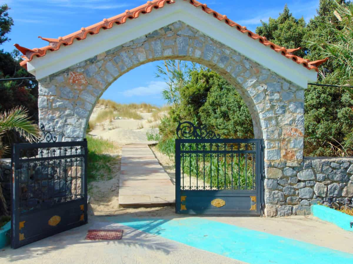 Vom Campingplatz "Simos Beach" auf Elafonisos führt ein Bohlenweg durch die Dünen direkt zum Strand.