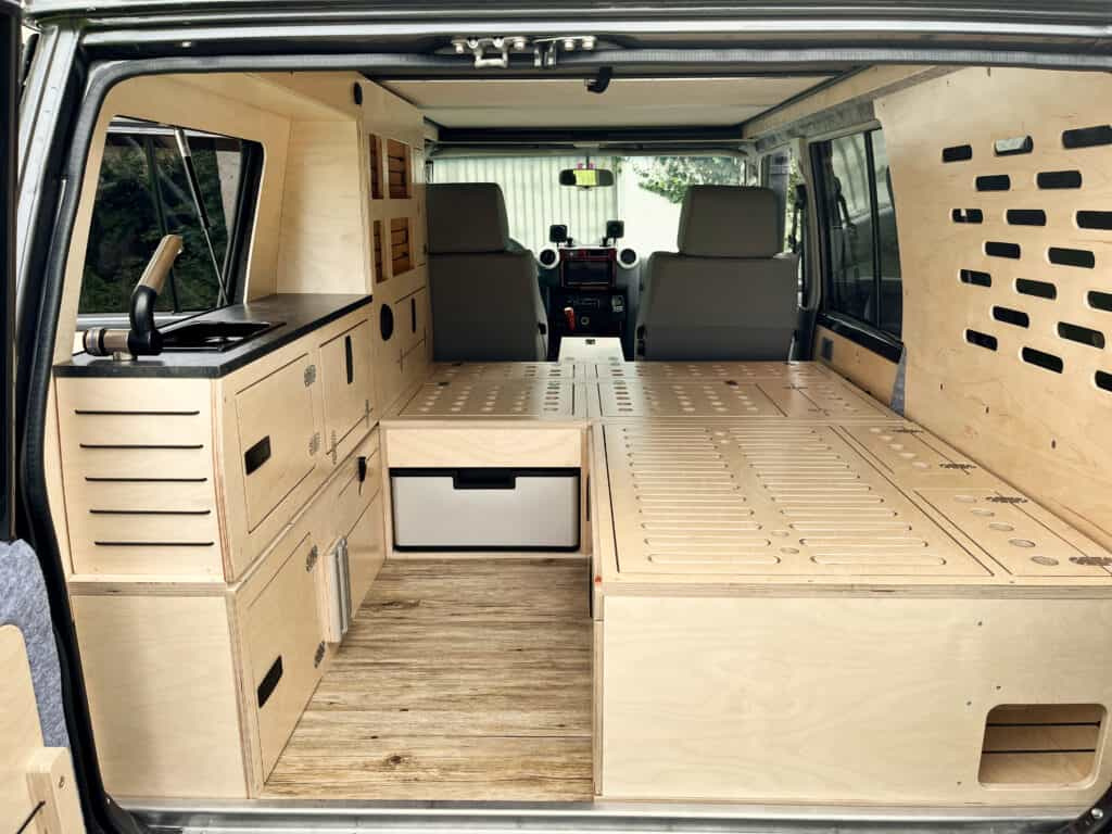 Land Cruiser 76  Camper mit Innenausbau