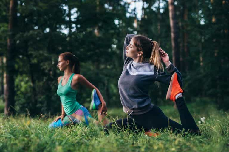 Yoga und Camping - 8 Posen für lange Autofahrten