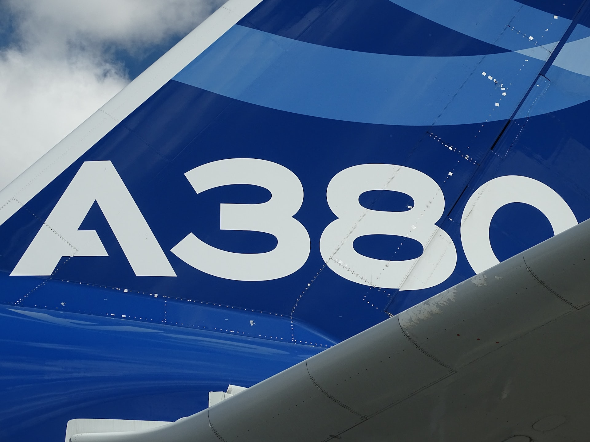 Ein Airbus-Flugzeugheck mit dem Logo "A380".