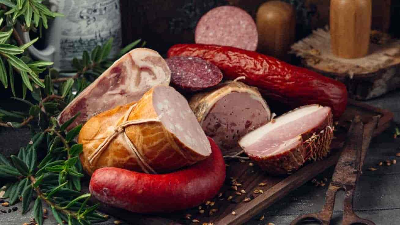 Dürfen Hunde Wurst & Schinken essen? Wir haben die Antwort!