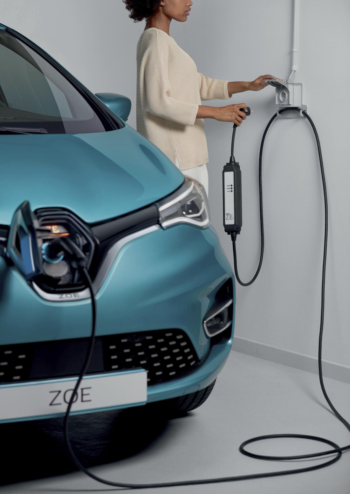 My electric car’s battery: should I buy or lease?