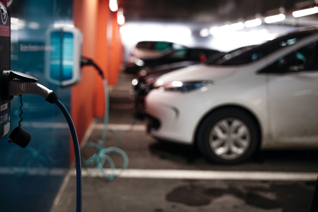 Elektroauto laden am Flughafen Hamburg