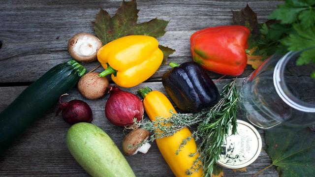 Für den Grillabend: Buntes, in Essig eingelegtes Gemüse, süß-sauer – Einfaches Rezept