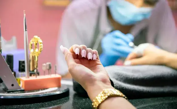 Shellac, Acryl oder Gel: Was schädigt die Nägel am wenigsten?