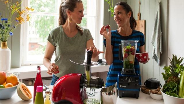 Smoothies vs. Säfte: Was ist besser? Was sind die Unter­schiede?