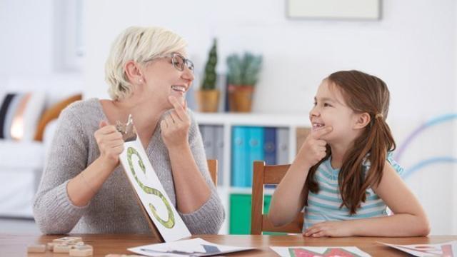 Schwierigkeiten beim Sprechen: Wann muss mein Kind zur Logopädie?