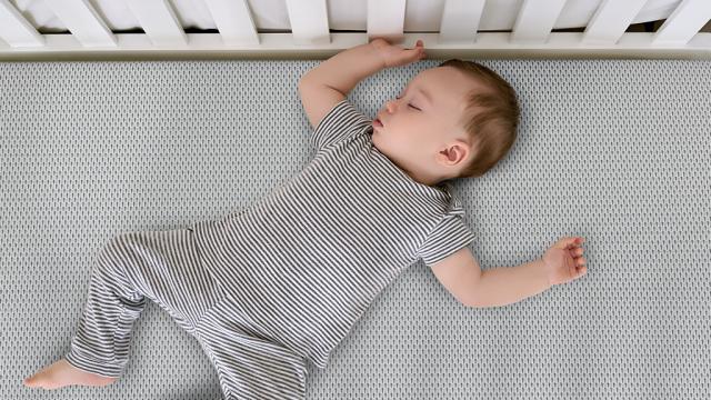 Baby auf dem Bauch schlafen: Gefahren der Bauchlage beim Kind