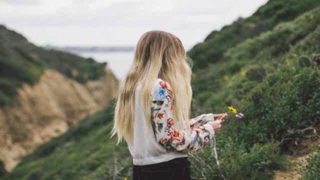 Gelbstich entfernen: 3 Hausmittel für blonde Haare