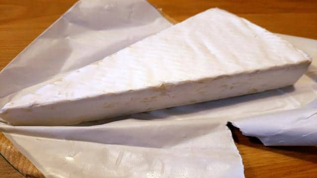 Was ist der Unterschied zwischen einem Camembert und einem Brie? – Aussehen, Geschmack und Herkunft der beiden Weichkäsesorten im Vergleich