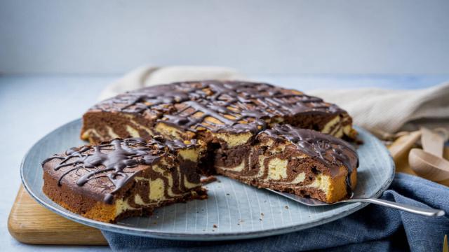 Mega saftiger Zebrakuchen – einfacher Marmorkuchen aus der Springform