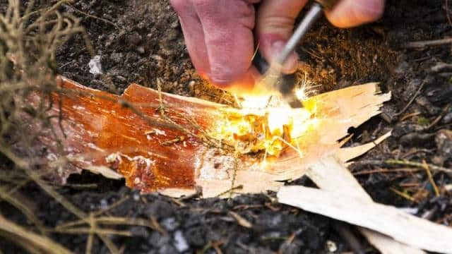 Wie du mit dem Feuerstahl schnell und einfach ein Feuer entzündest (Anleitung + Video)