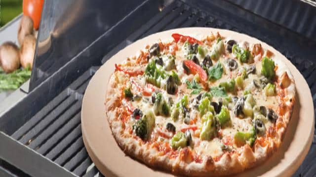 Pizza backen mit dem Pizzastein: Perfekt für Gasgrill & Co