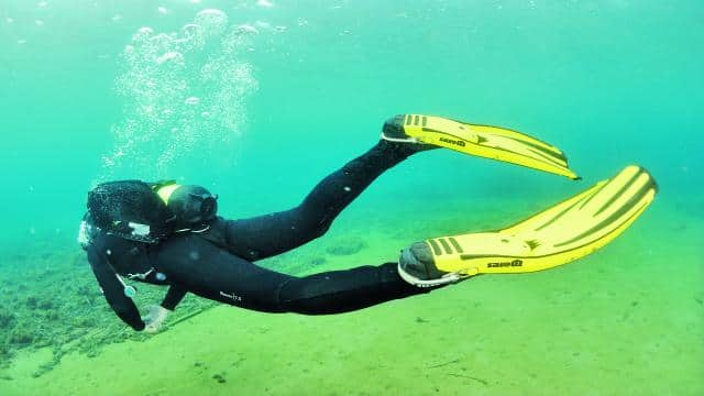 Die 7 wichtigsten Flossen-Techniken für Taucher und Schnorchler