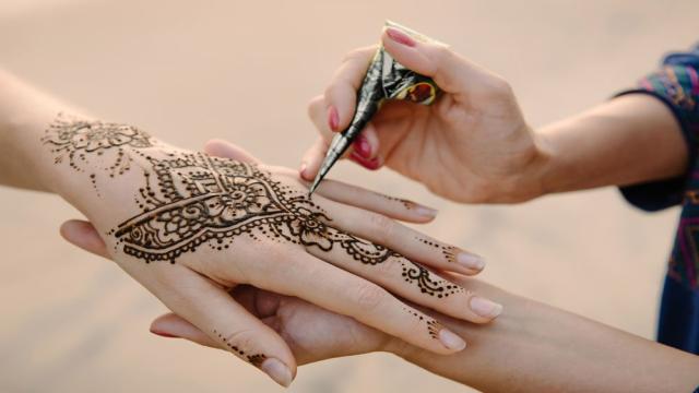 Henna-Tattoo selber machen – Anleitung und Tipps zum Auftragen