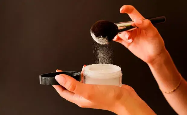 Puder: So gelingt dir das perfekte Finish beim Schminken