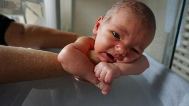 Baby Badewanne, Badeeimer oder Badesitz – was kaufen?