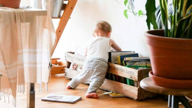 Wie sinnvoll ist ein Laufstall für das Baby?