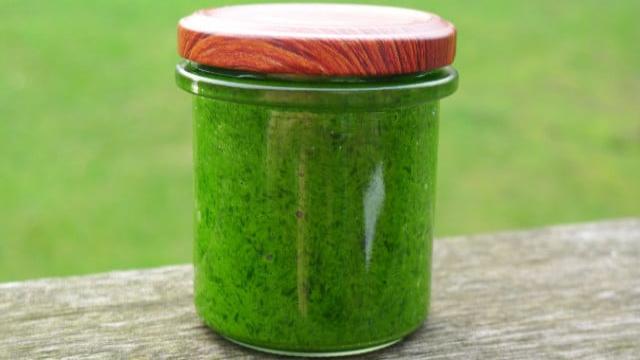 Bärlauchpesto selber machen: Dieses einfache Rezept bietet raffinierte Variationen