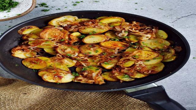 Bratkartoffeln aus gekochten Kartoffeln mit Zwiebeln