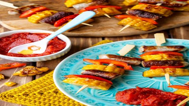 Bratwurst-Spieße und Kinder-Ketchup ohne Zucker