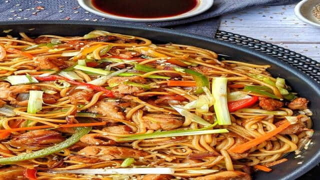 Hähnchen Chow Mein – Asiapfanne mit Gemüse und gebratenen Nudeln