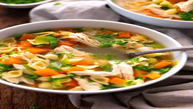 Schnelle Hühnersuppe – 30 Minuten und super lecker