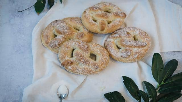 Fluffige Martinsbrezel mit Zuckerkruste