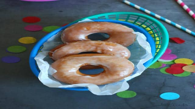 Glasierte Donuts – ganz einfach gemacht | Bake to the roots