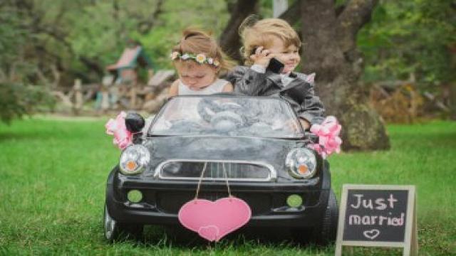 Autoschmuck zur Hochzeit: So begeistert ihr mit einem wunderschönen Brautauto