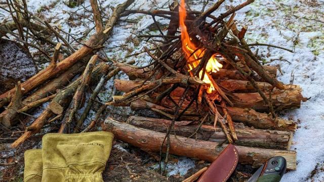 Wie du ein Feuer im Schnee aufbaust und entzündest – die ganze Anleitung