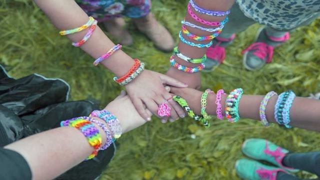 Loom Bänder Anleitung: So könnt ihr den bunten Schmuck selber machen!