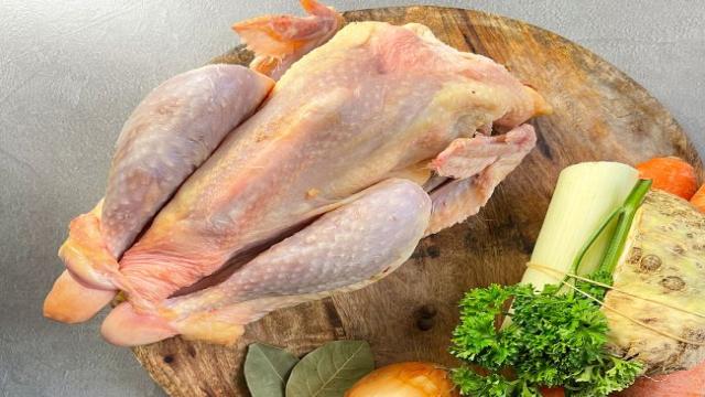 Ein Suppenhuhn für Hühnerbrühe kochen