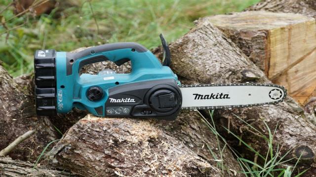 Makita Akku Kettensäge DUC 252 im Test