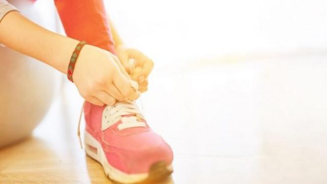 Schuhe binden lernen für Kinder: So klappt die erste Schleife