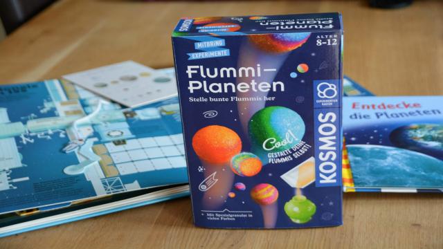 Mitbring-Experimente: Flummi-Planeten – Flummis selbst herstellen