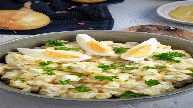 Klassischer Kartoffelsalat mit Ei und Mayonnaise