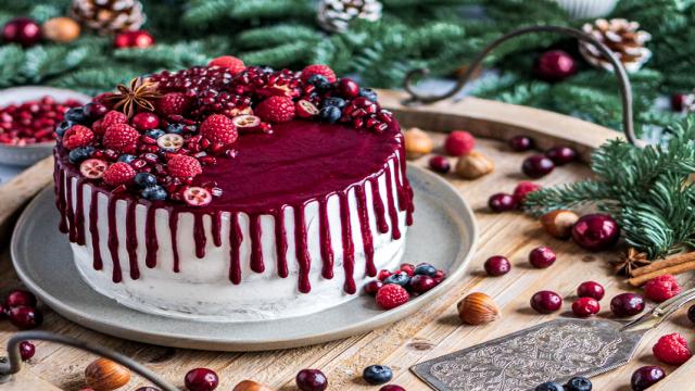 Winterlicher Traum in Rot – Mohn-Waldbeeren-Torte