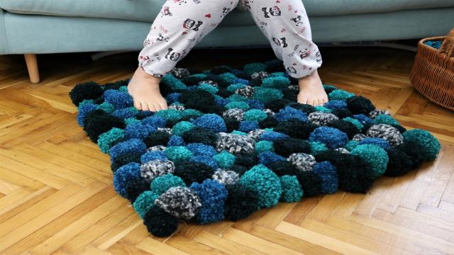 Kuscheliger DIY PomPom Teppich