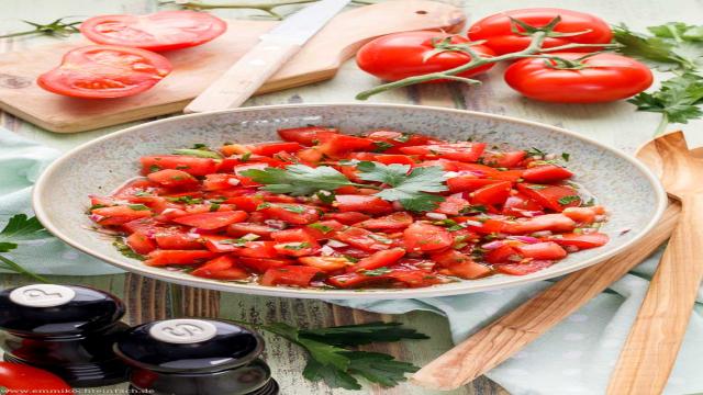 Tomatensalat mit Zwiebeln – der einfache Klassiker