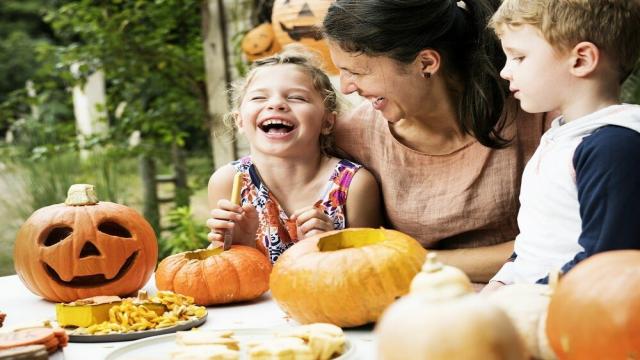 Kürbisse für Halloween schnitzen: schauriger Spaß für die Familie