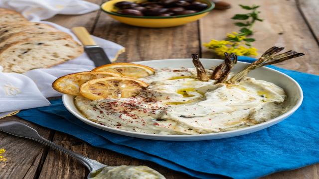 Luftig-cremiger Feta Dip mit geröstetem Lauch und Zitrone