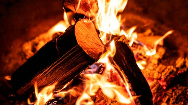 Feuerkorb und Feuerschale im Garten aufstellen: Was ist zu beachten?