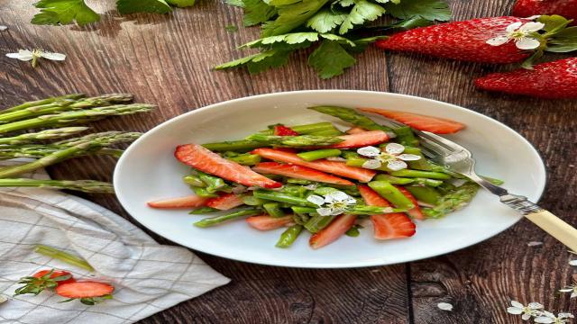 Grüner Spargel Salat mit Erdbeeren – Lecker & Einfach