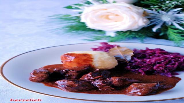 Klassisches Gulasch Rezept mit dunkler Soße –  Hausmannskost ganz einfach!